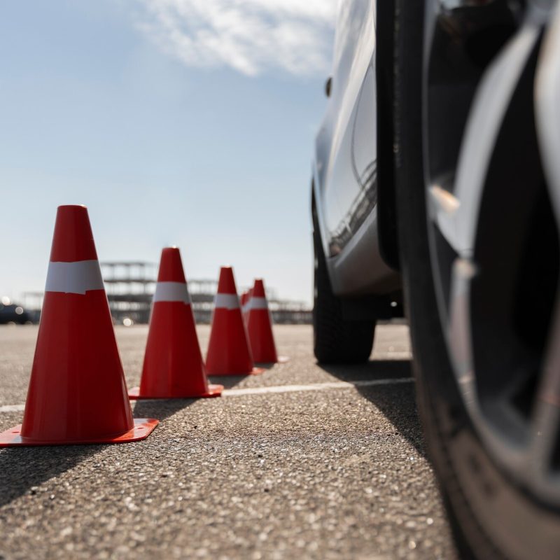 coni-stradali-e-auto-per-il-test-della-patente-di-guida_23-2150318451