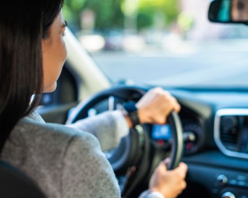 imprenditrice-alla-guida-di-un-auto_23-2148766995
