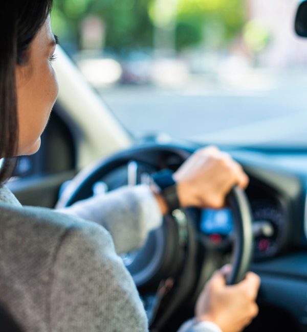 imprenditrice-alla-guida-di-un-auto_23-2148766995